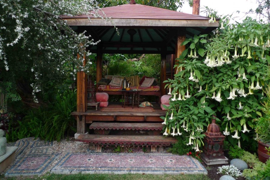 Японский сад с беседкой и прудиком