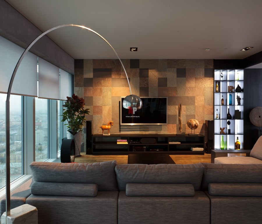 Гостиная с панорамными окнами и ТВ