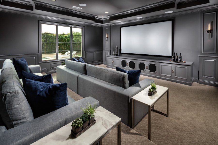 Интерьер домашнего кинотеатра в загородном доме
