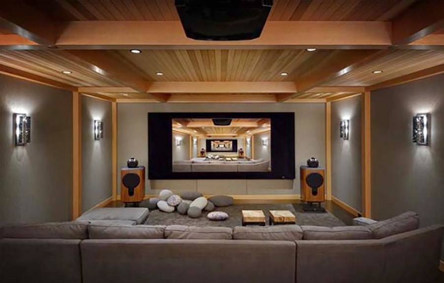 Домашний кинотеатр белые стены