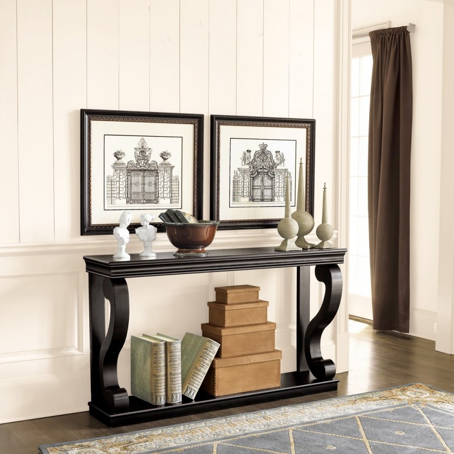 Интерьер прихожей с консолью и креслом