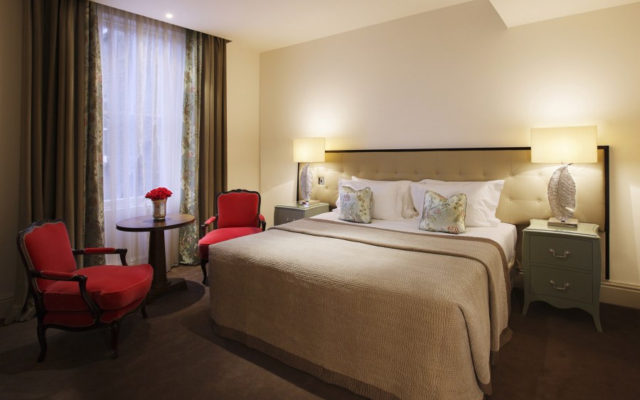 Спальня с кроватью и креслами