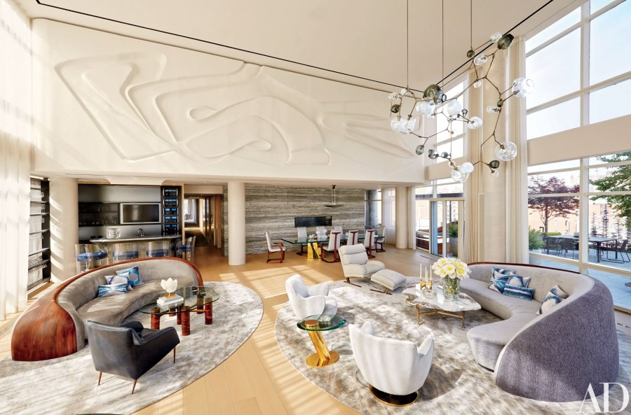 Просторные гостиные с высокими потолками