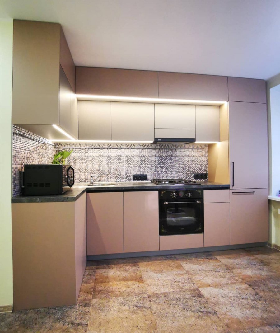 Кухня гостиная в пудровых тонах