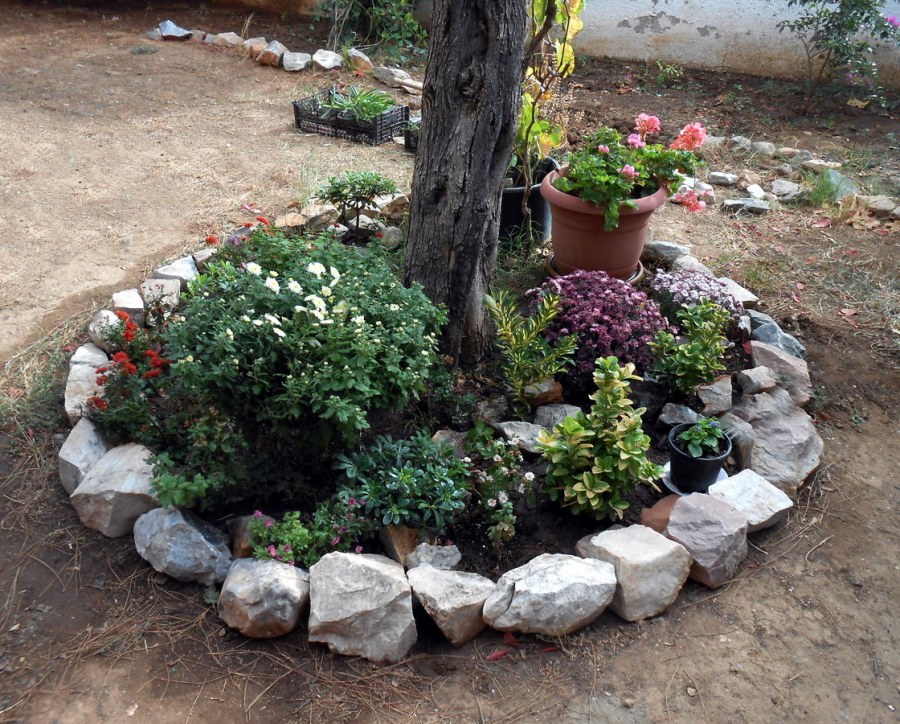 Клумба из камней
