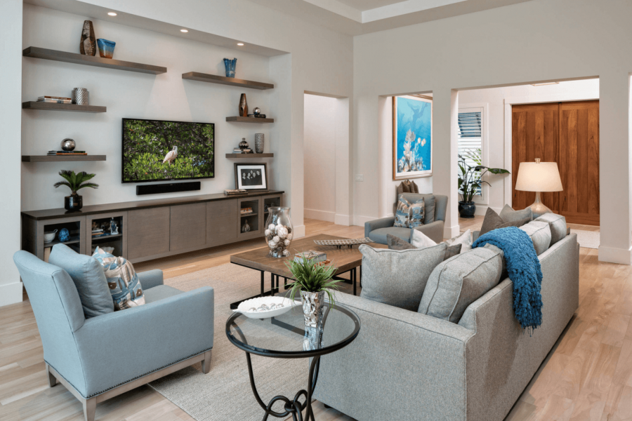 Полочки в интерьере гостиной