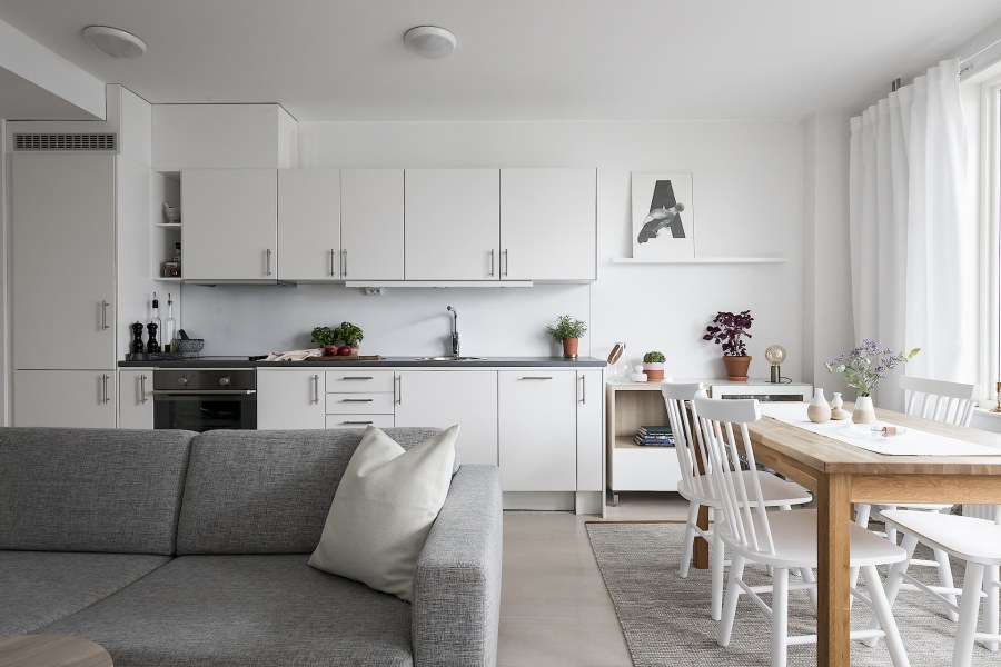 Серый диван в интерьере