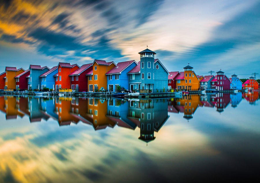 Разноцветные домики на берегу