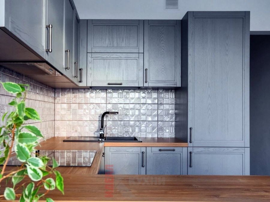 Серая кухня с деревянной столешницей