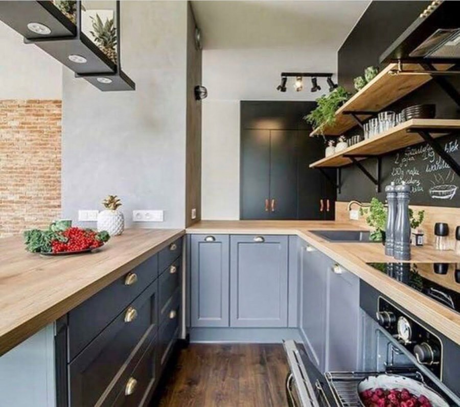 Серая кухня с деревянной столешницей