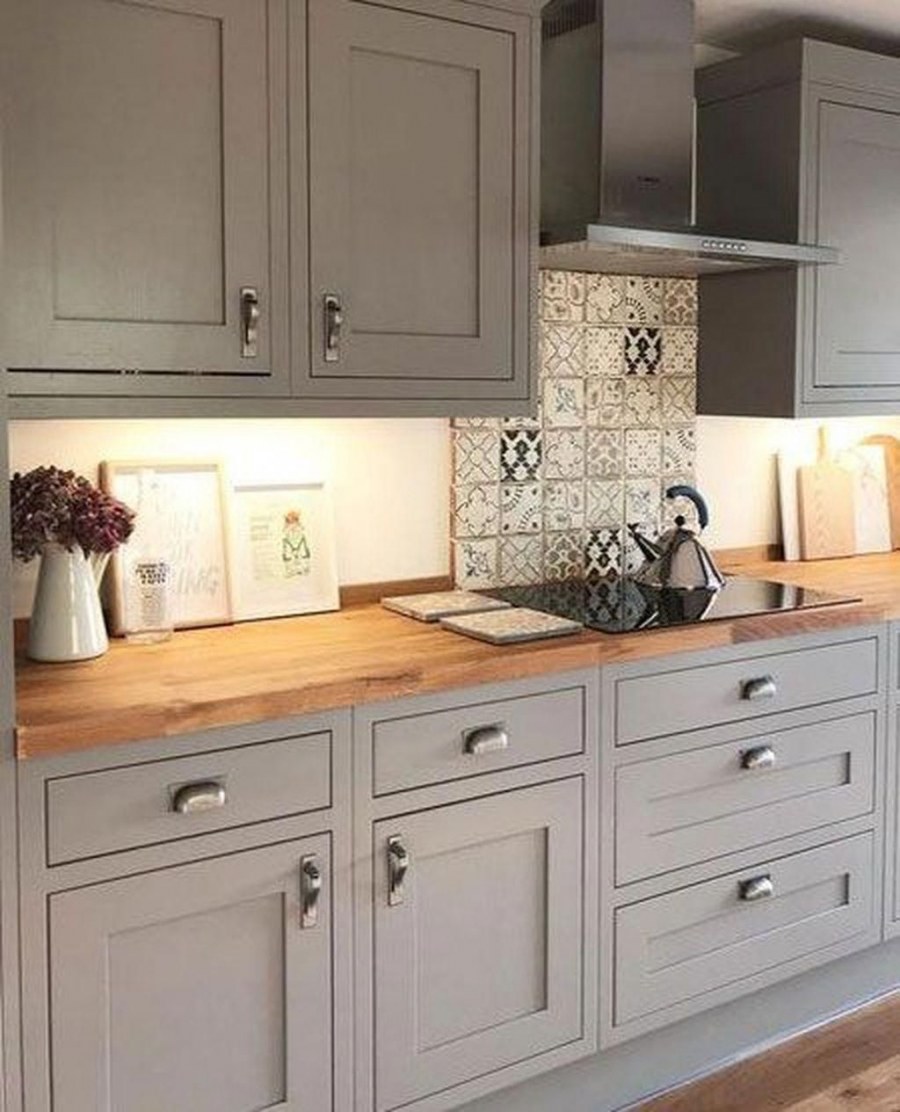 Светло серая кухня с деревянной столешницей