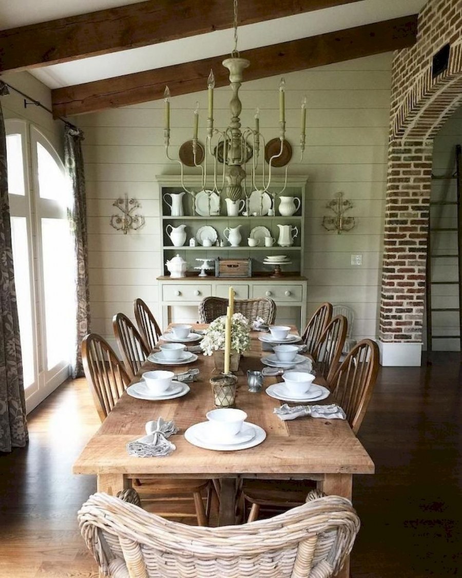 Столовая в деревянном стиле