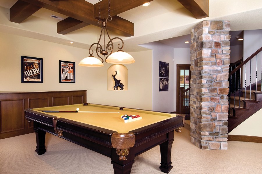 Интерьер бильярдной комнаты в частном доме