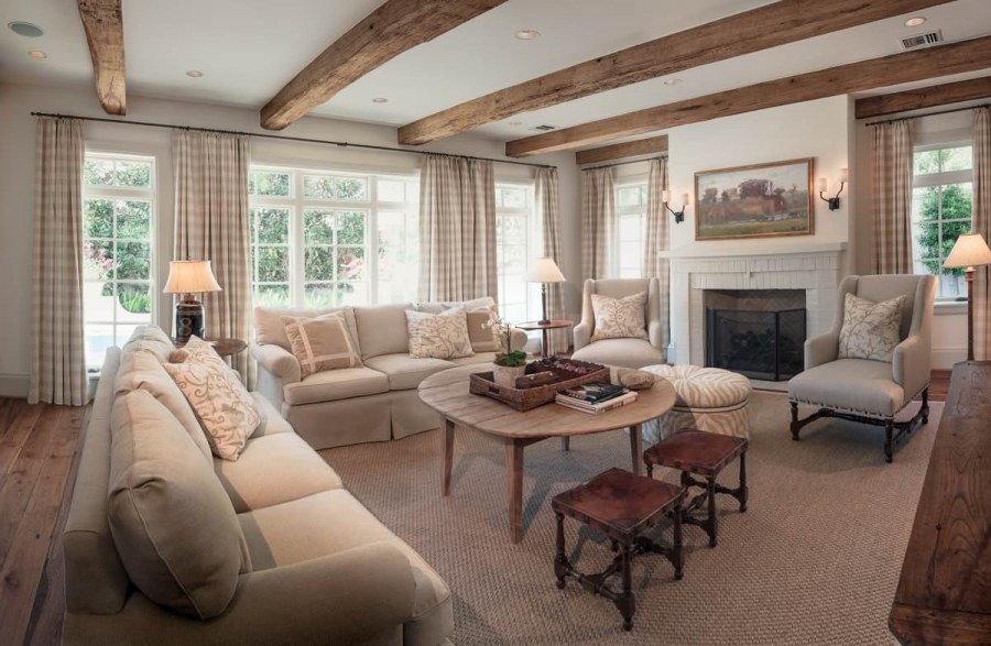 Интерьер с деревянными балками