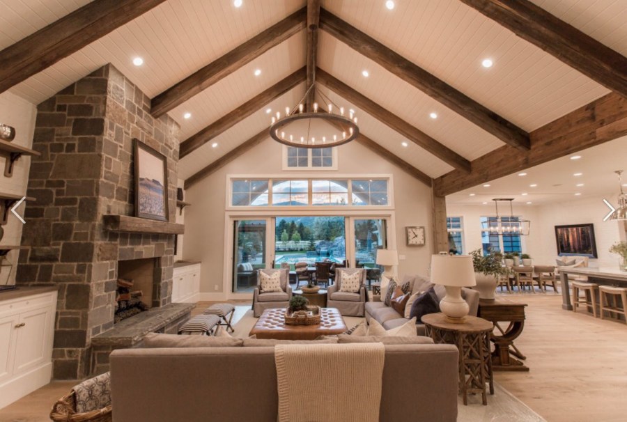 Сводчатый потолок с балками в гостиной