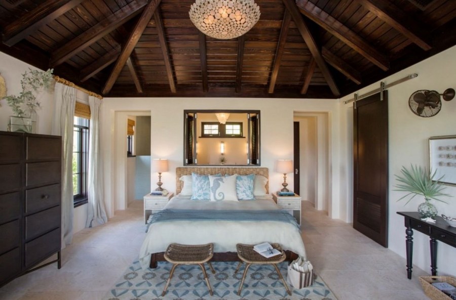 Декор потолка в гостиной