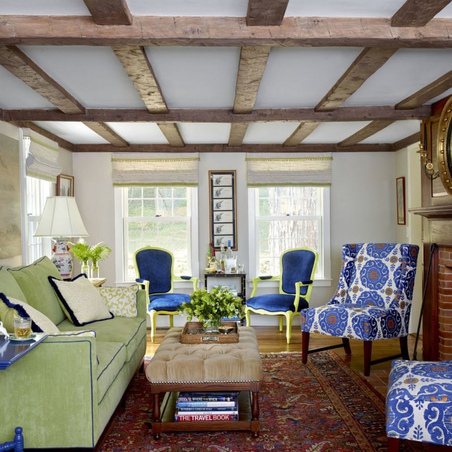 Спальня с балками на потолке