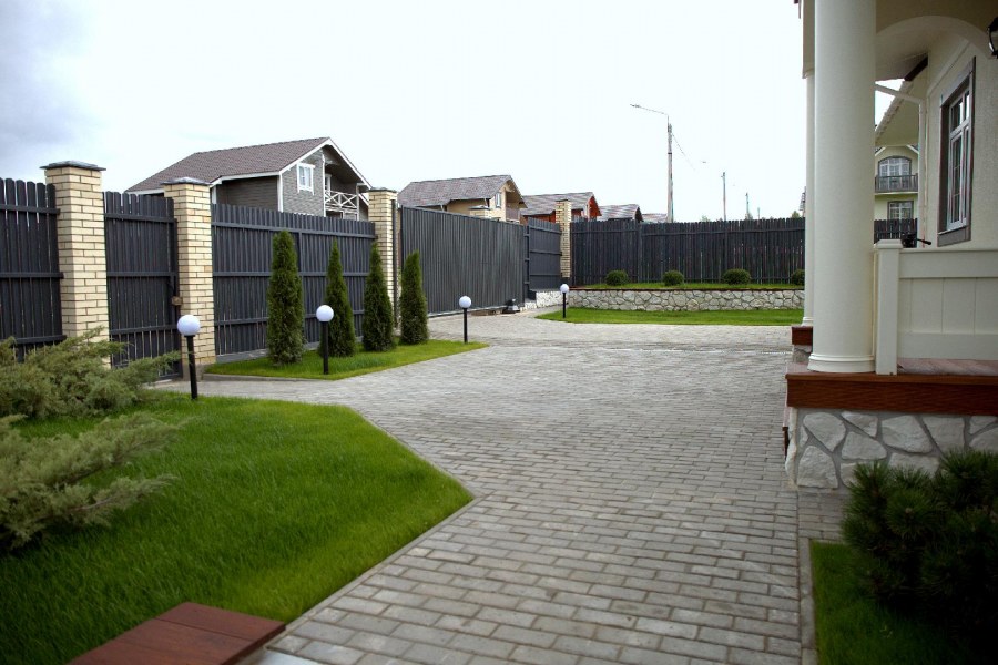 Въездная зона на участке