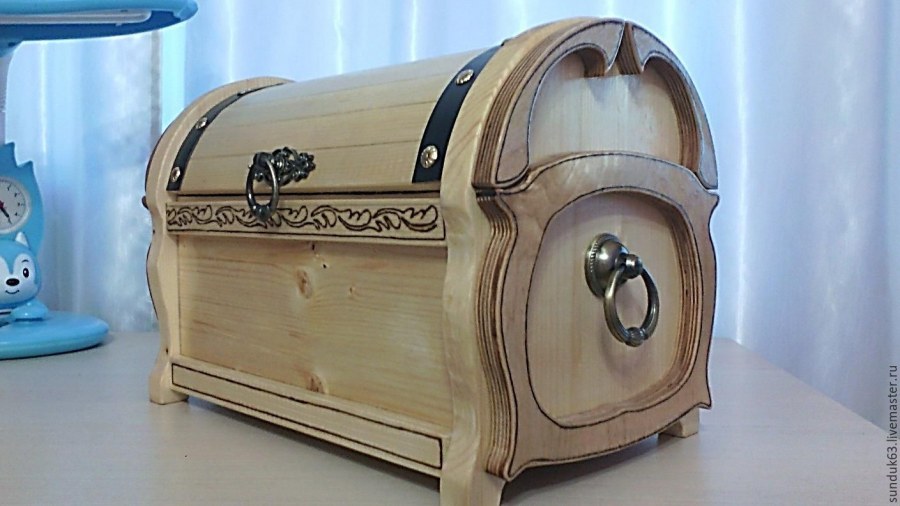 Декоративный сундук из дерева