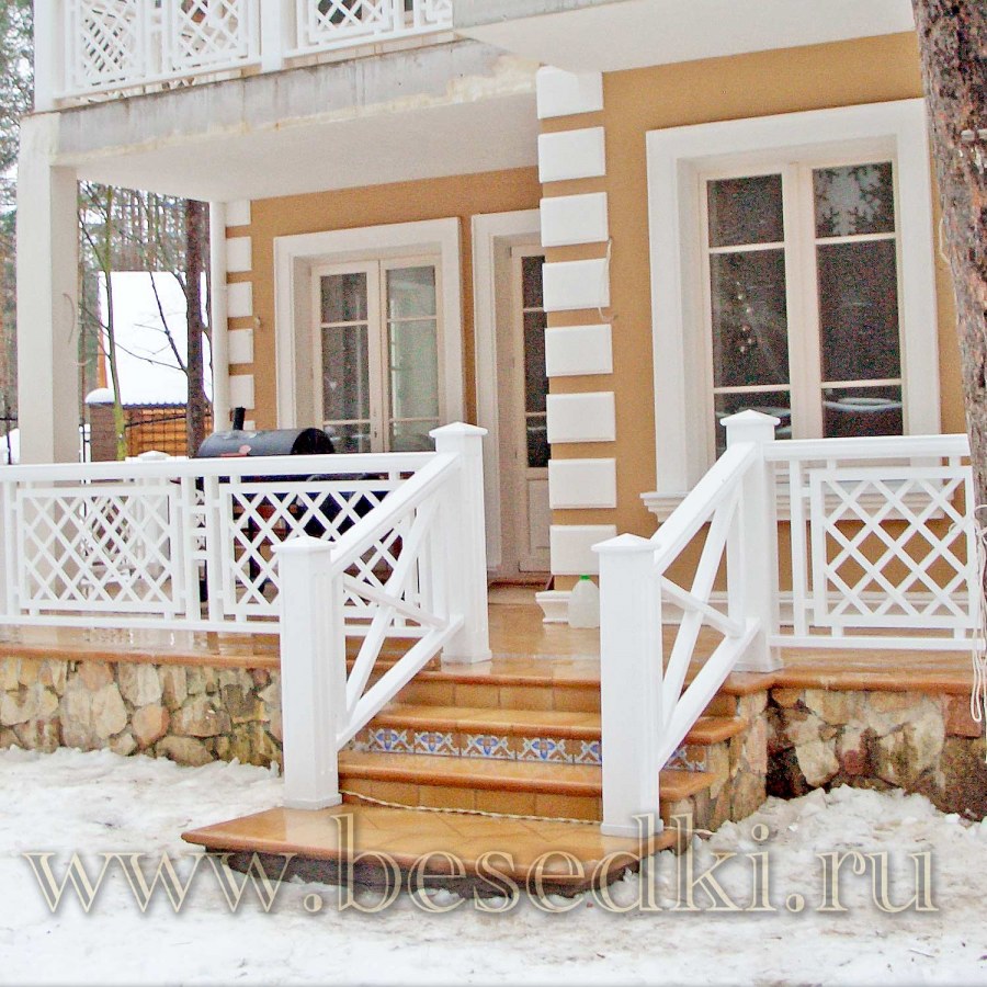 Белое деревянное крыльцо