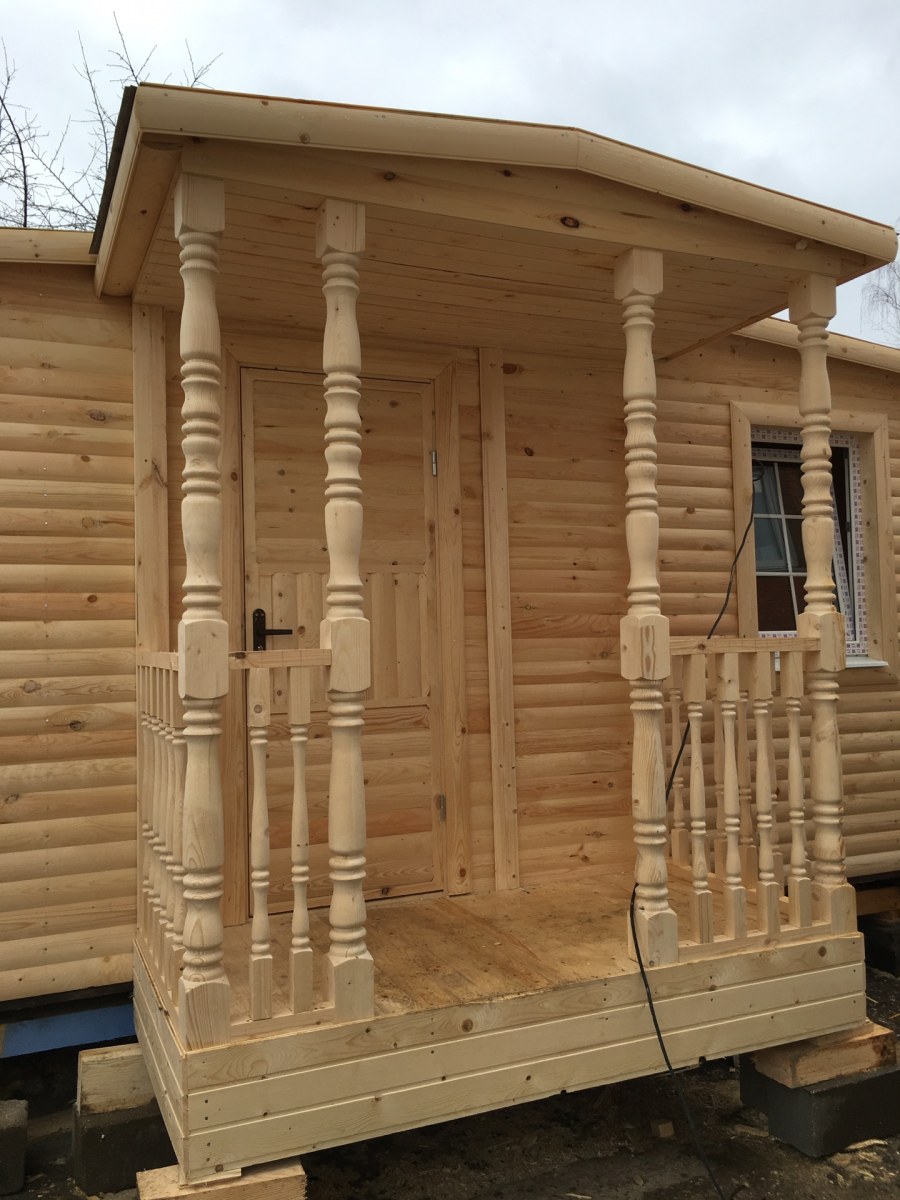 Веранда с резными столбами