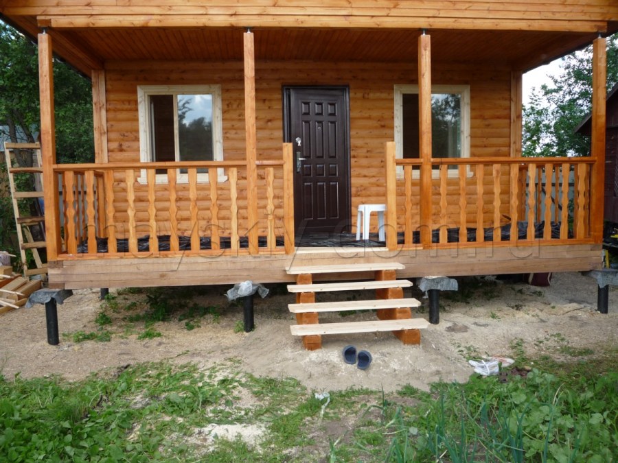 Деревянные балясины на веранде