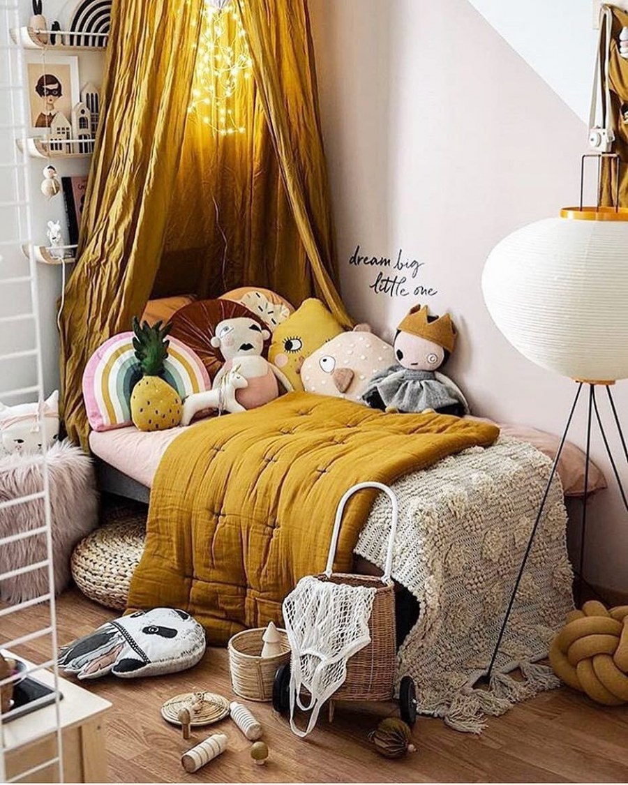 Уютная спальня детская комната