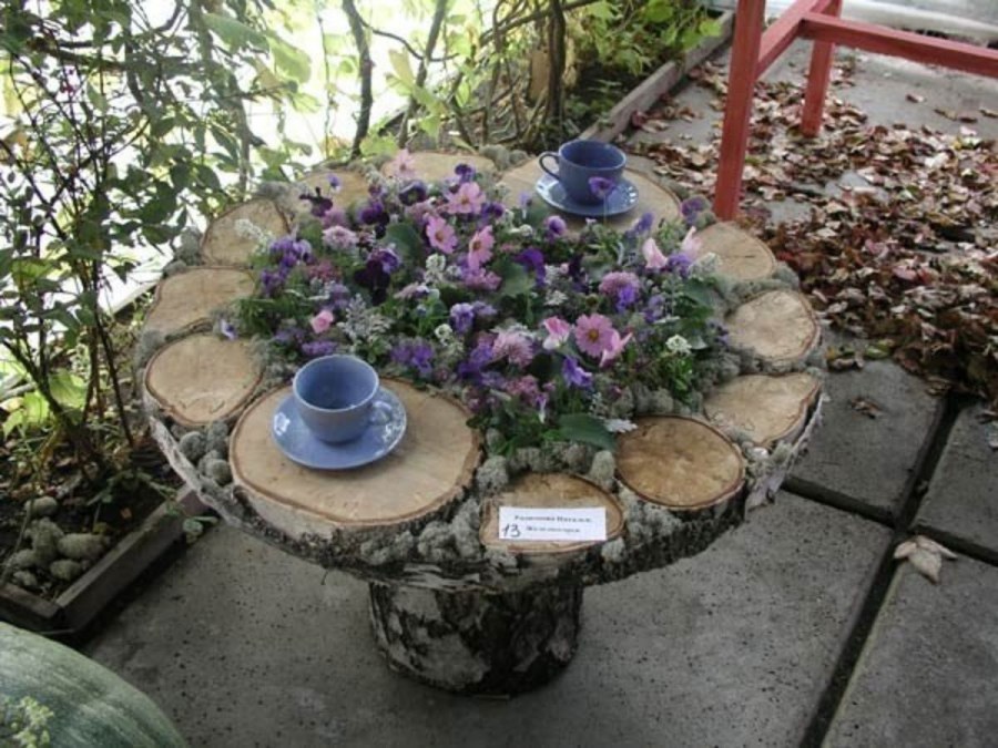 Клумбы из пеньков и камней