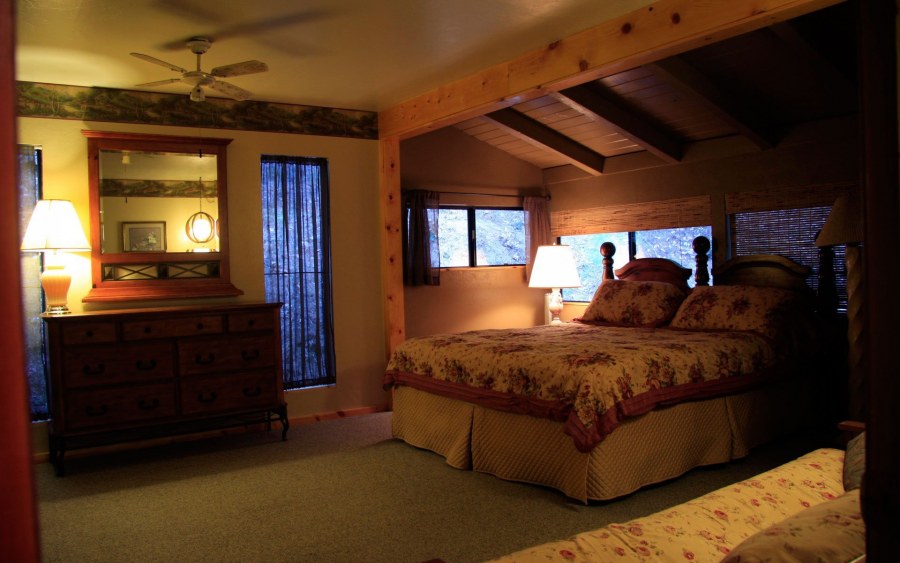 Большая спальня в частном доме