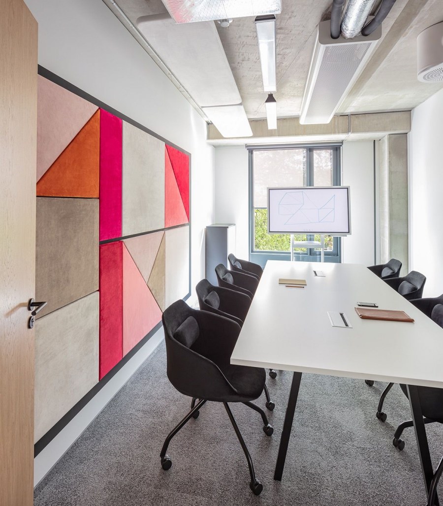 Бордовые стены в интерьере