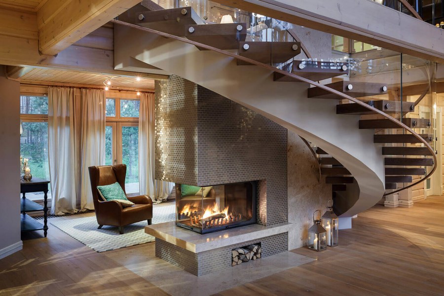 Гостиная с камином и панорамными окнами