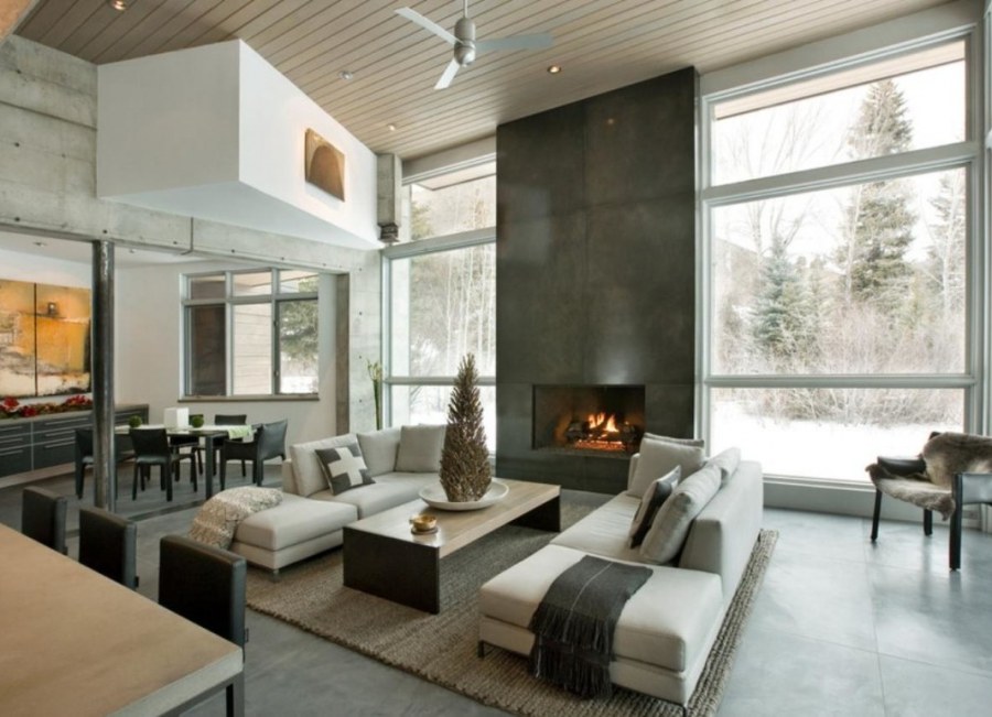 Гостиная с камином в деревянном доме