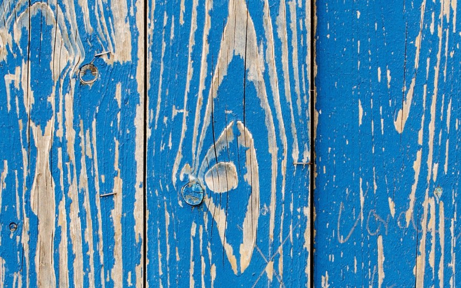 Облупившаяся краска на дереве