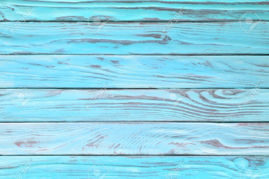 Дерево покрашенное в голубой