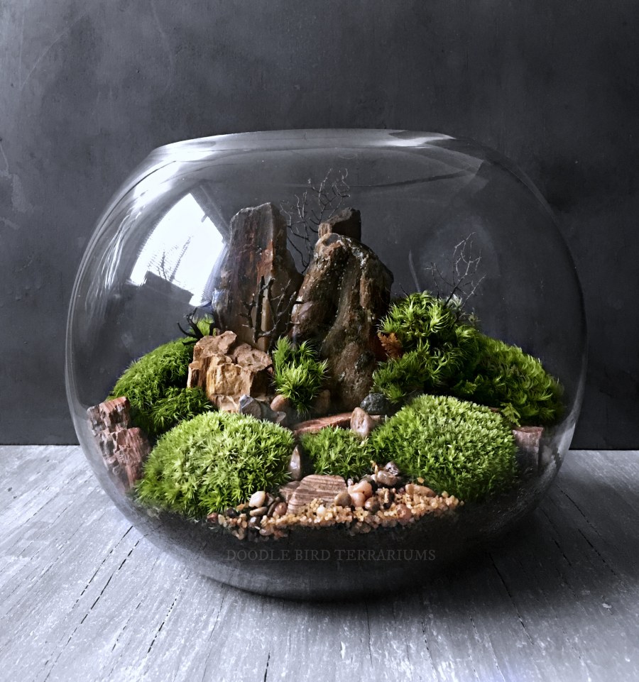 Декор в круглой вазе