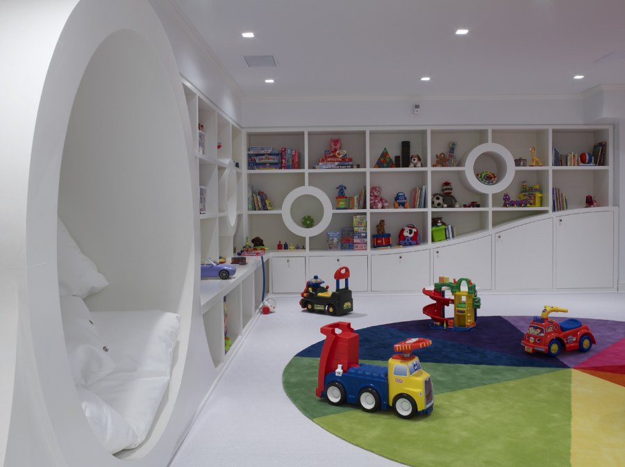 Игровая зона для детей в белом цвете