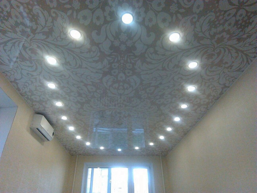 Фактурные натяжные потолки в интерьере