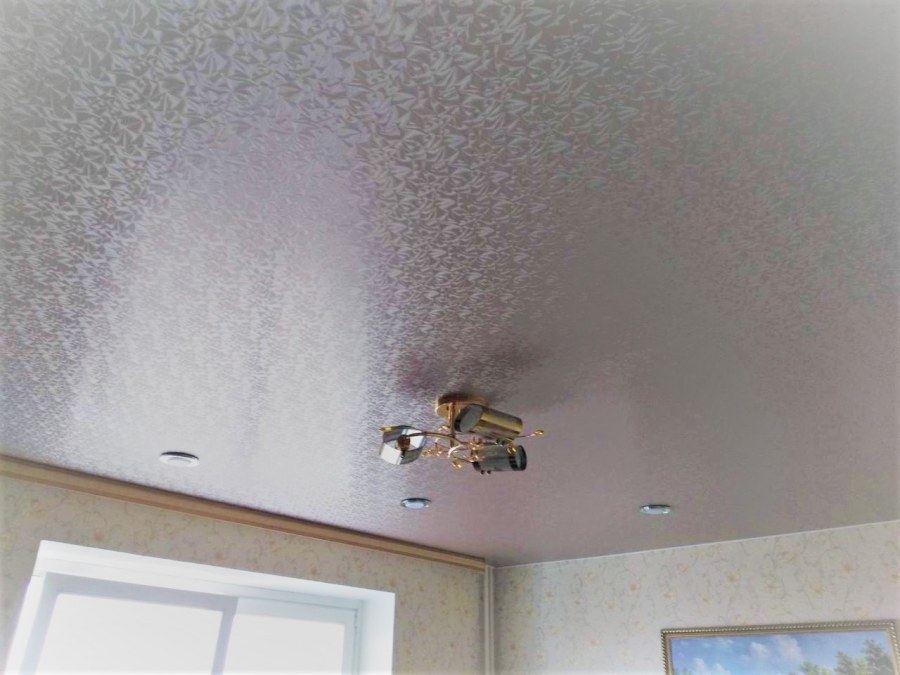 Цветные натяжные потолки