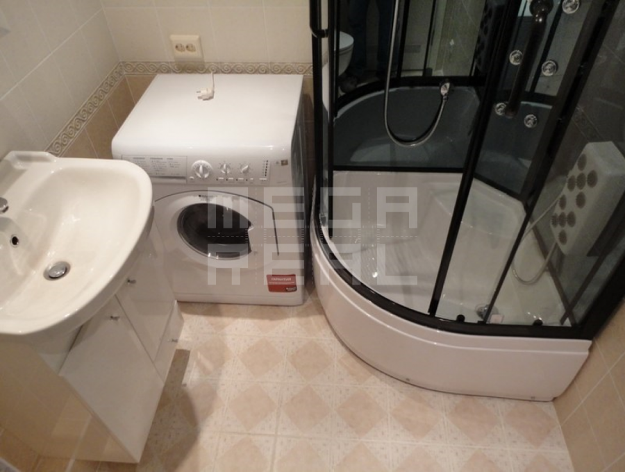 Ванная с душевой кабиной и стиралкой