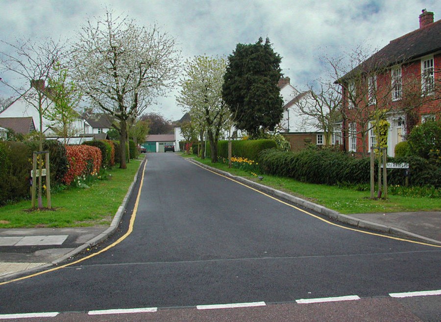 Дорога в пригороде