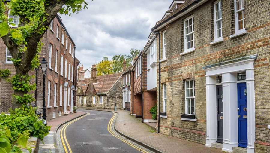 Старые кирпичные здания улицы Англия