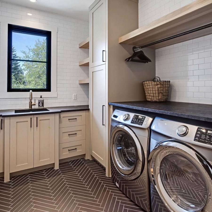 Ванная комната с постирочной зоной