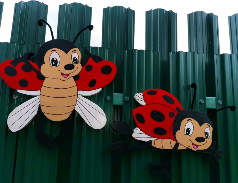 Украшение забора на даче