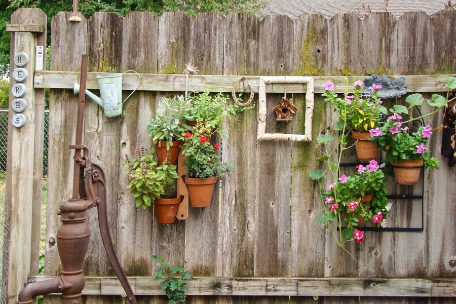 Декор сада в деревенском стиле