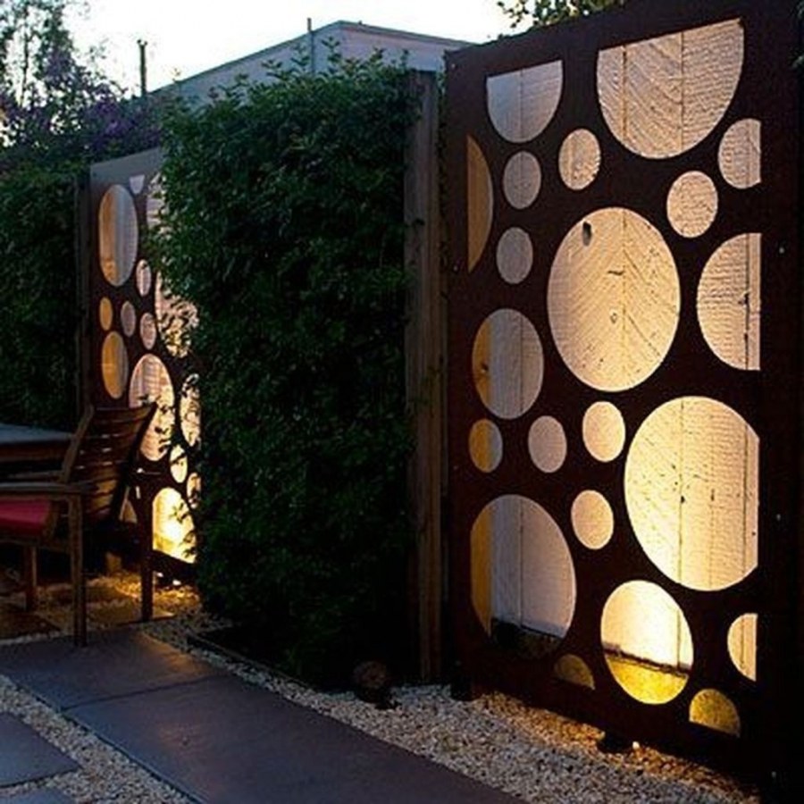 Креативный забор на даче