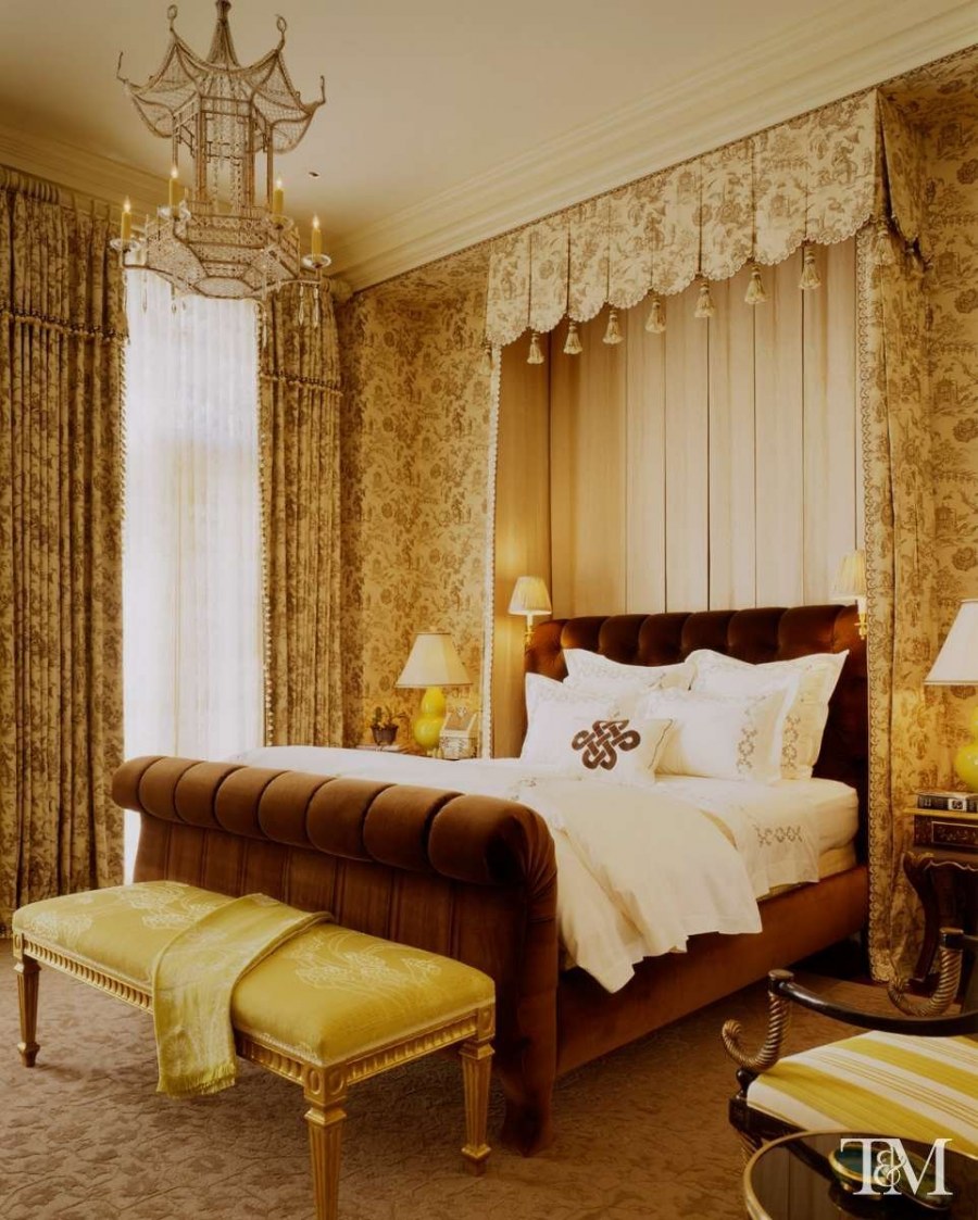 Золотые шторы в интерьере