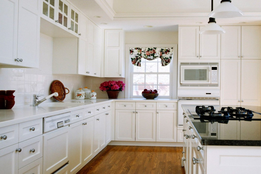 Люди на белой кухне