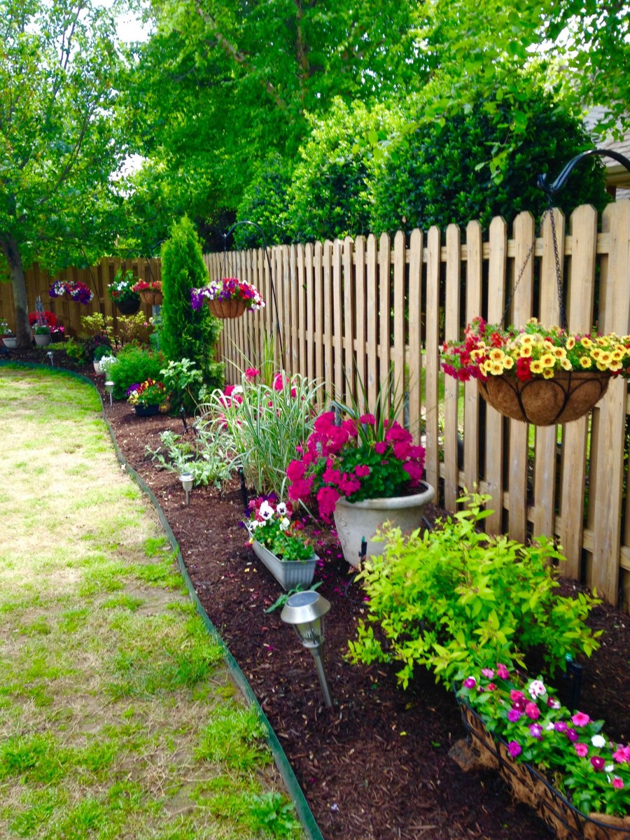 Клумбы изродручного материала