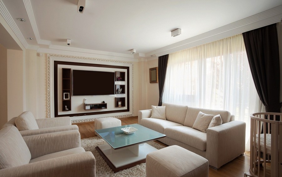 Прямоугольная комната с двумя окнами