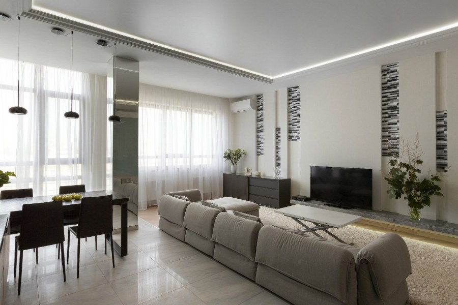 Гостиная в современном стиле с двумя окнами